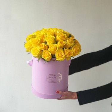 Желтые  розы в шляпной коробке