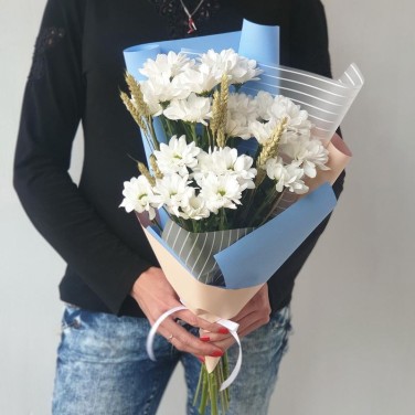 Букет из белых хризантем с пшеницей