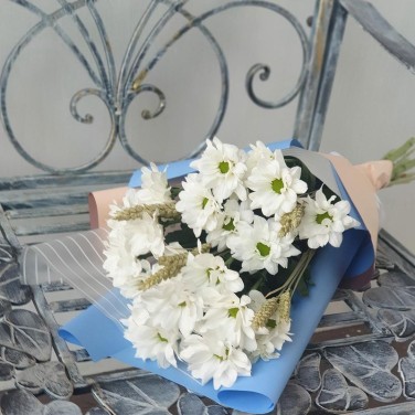 Букет из белых хризантем с пшеницей