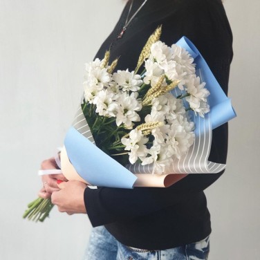 Букет из белых хризантем с пшеницей