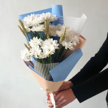 Букет из белых хризантем с пшеницей