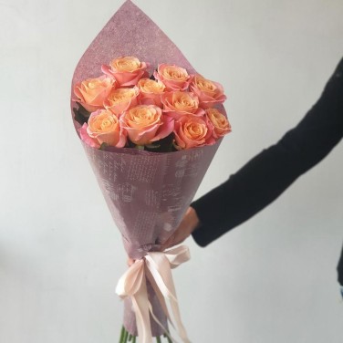 Букет из 11 красивых коралловых роз в упаковке