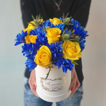 Синяя хризантема и желтая роза в шляпной коробке