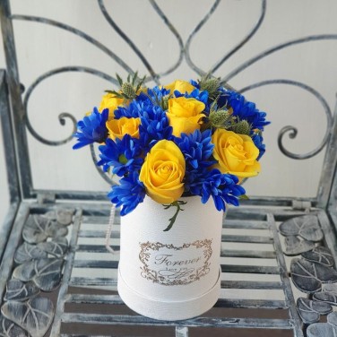 Синяя хризантема и желтая роза в шляпной коробке