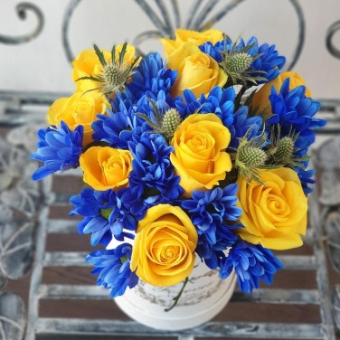 Синяя хризантема и желтая роза в шляпной коробке