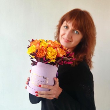 Букет из оранжевой розы в шляпной коробке