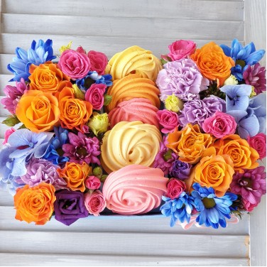 Композиция из цветов и безе ручной работы