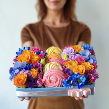 Композиция из цветов и безе ручной работы