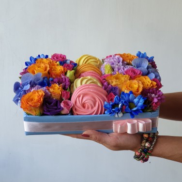 Композиция из цветов и безе ручной работы