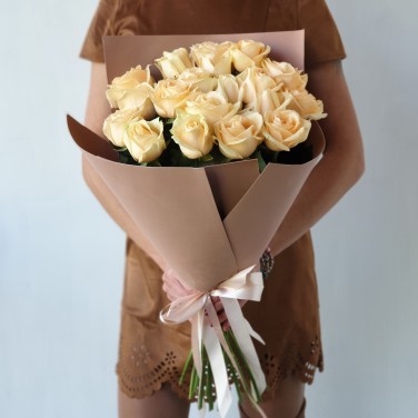 Букет персиковых роз в современной упаковке