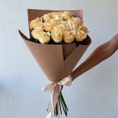 Букет персиковых роз в современной упаковке