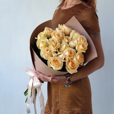 Букет персиковых роз в современной упаковке