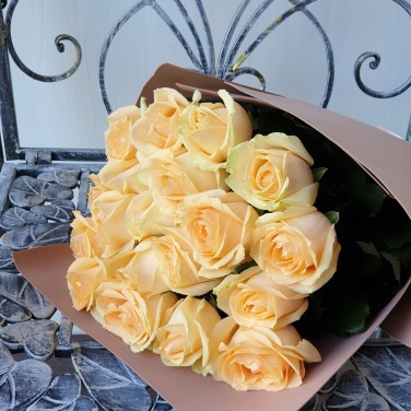 Букет персиковых роз в современной упаковке