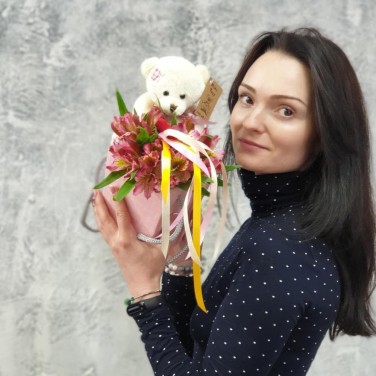 Милая композиция из альстромерии и медвожонка Любимке