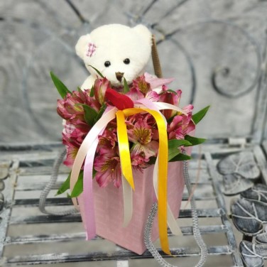 Милая композиция из альстромерии и медвожонка Любимке