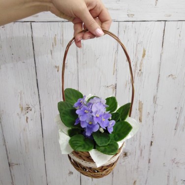 Нежная фиалочка в корзинке
