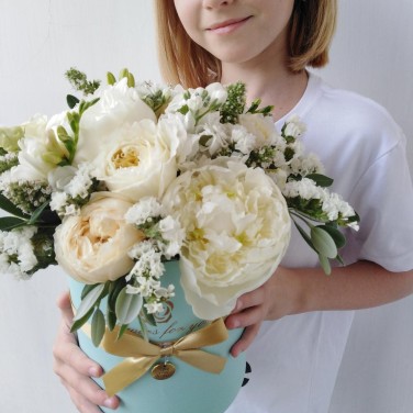 Шляпная коробка с пионами, статицой и зеленью