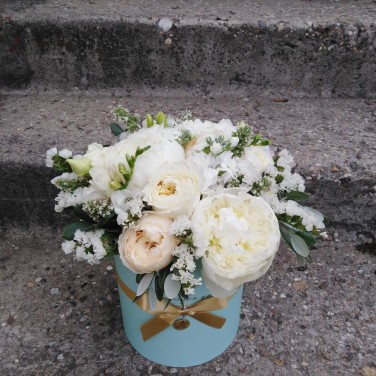 Шляпная коробка с пионами, статицой и зеленью