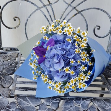 Авторский букет из гортензии, ирисов и ромашки