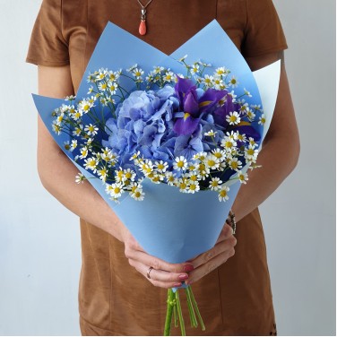 Авторский букет из гортензии, ирисов и ромашки