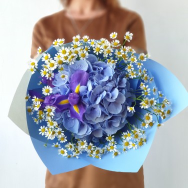 Авторский букет из гортензии, ирисов и ромашки