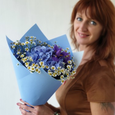 Авторский букет из гортензии, ирисов и ромашки