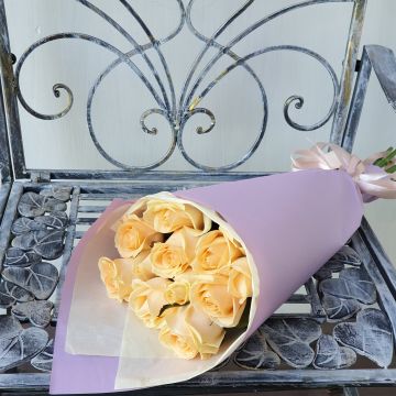 Букет из 11 персиковых роз в современной упаковке