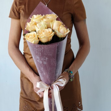 Букет из 9 персиковых роз в современной упаковке