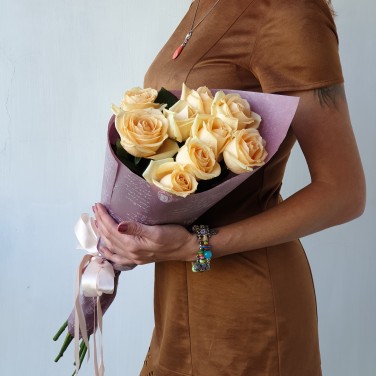 Букет из 9 персиковых роз в современной упаковке