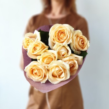 Букет из 9 персиковых роз в современной упаковке