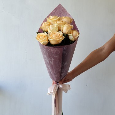 Букет из 9 персиковых роз в современной упаковке