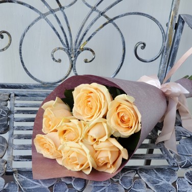 Букет из 9 персиковых роз в современной упаковке