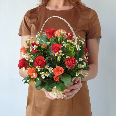 Яркая корзиночка из роз и ромашек