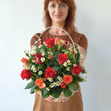 Яркая корзиночка из роз и ромашек