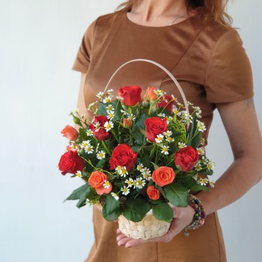 Яркая корзиночка из роз и ромашек