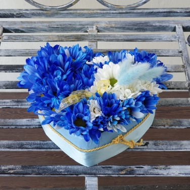 Композиция сердце из крашенной хризантемы