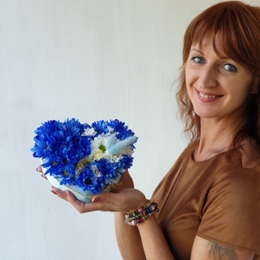 Композиция сердце из крашенной хризантемы