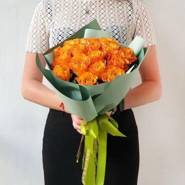 Оранжевые розы в оригинальной упаковке