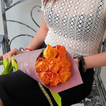 Яркий букетик из 9 оранжевых роз в упаковке