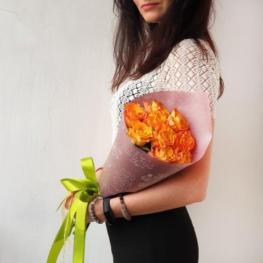 Яркий букетик из 9 оранжевых роз в упаковке