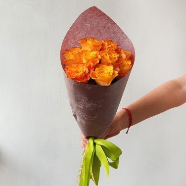 Яркий букетик из 9 оранжевых роз в упаковке