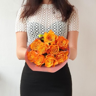 Яркий букетик из 9 оранжевых роз в упаковке