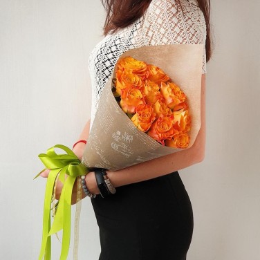 Букет из 11 рыжих роз в оригинальной упаковке