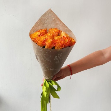 Букет из 11 рыжих роз в оригинальной упаковке