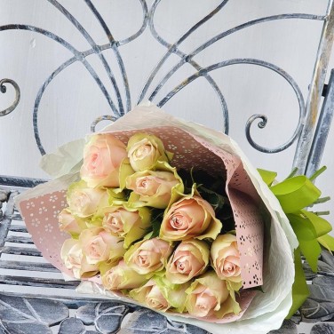 Букет из 15 розово-зеленых роз