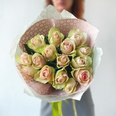Букет из 15 розово-зеленых роз