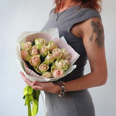 Букет из 15 розово-зеленых роз