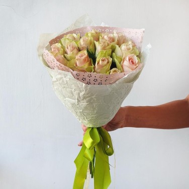 Букет из 15 розово-зеленых роз