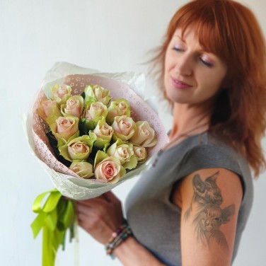 Букет из 15 розово-зеленых роз