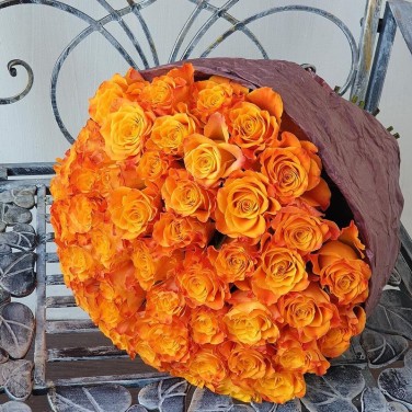 Букет из 51 оранжевой розы в эко-бумаге